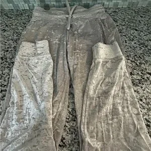 Lululemon Velvet joggers size 6